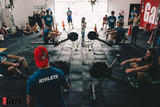 group of people performing exercise in HITT gym